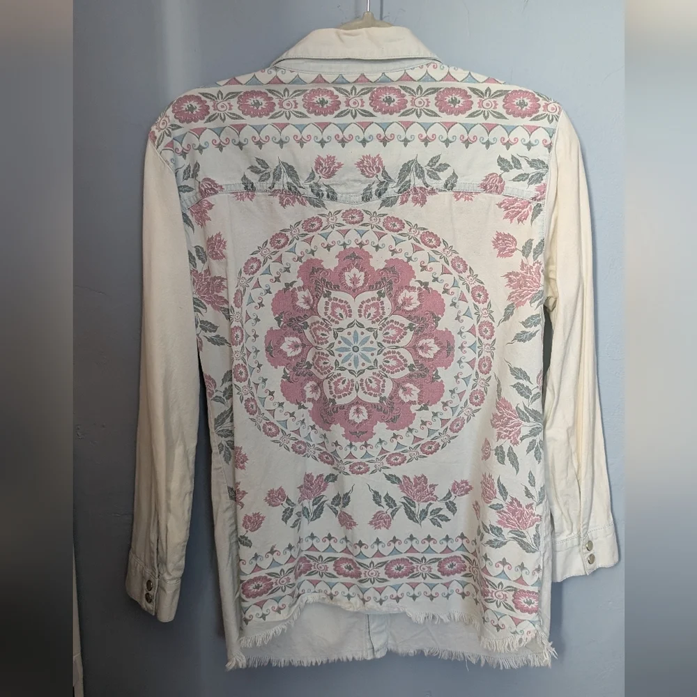 ✨ Spell Pandora Chambray Pearl Button Down Shirt - Picture 3 of 7